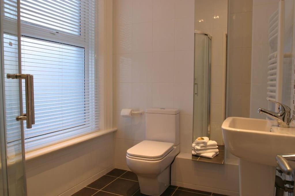 Comfy Big 7 Bedroom Townhouse 해러게이트 외부 사진